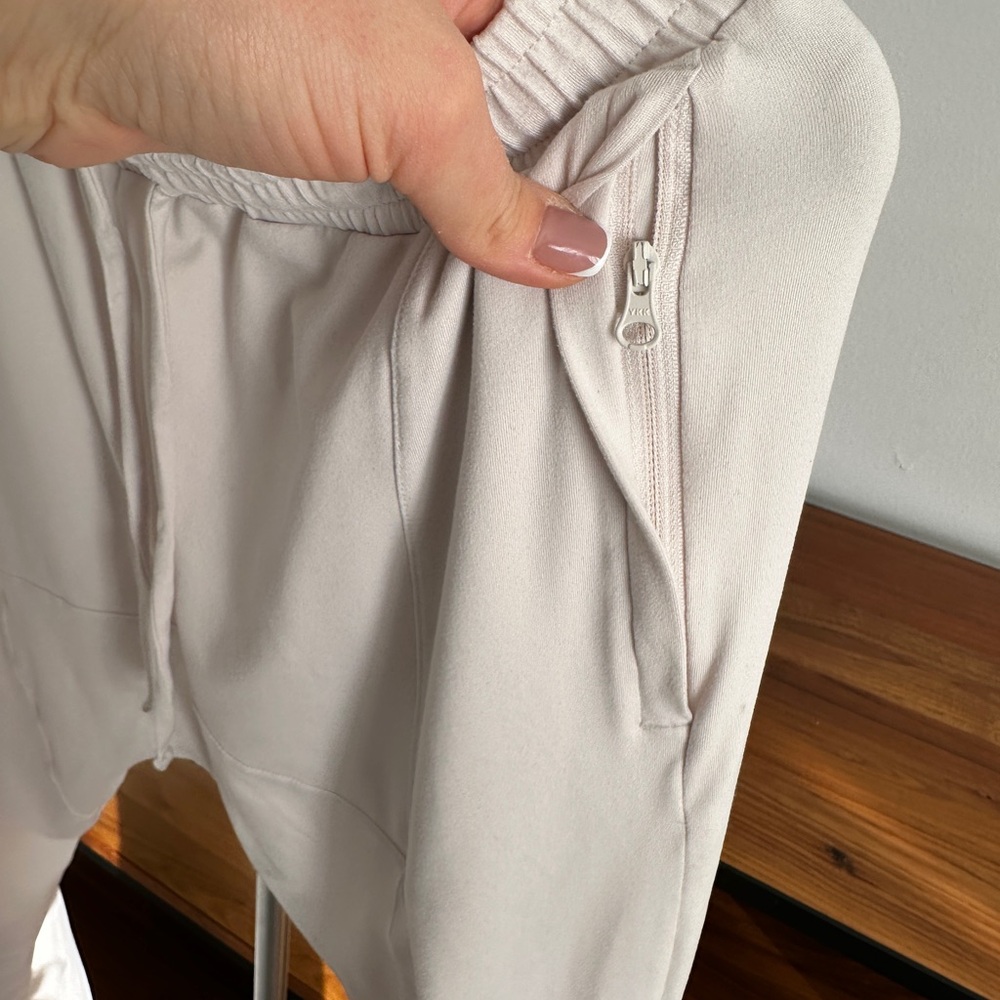 ALO Yoga Drop Crotch Joggers
Women’s Size: S - Picture 5 of 14